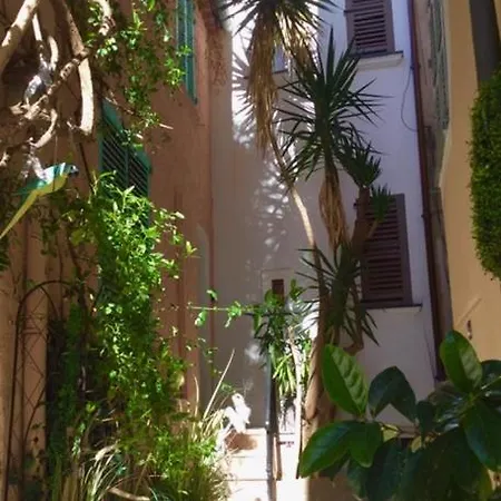 Petite Maison Mitoyenne Au Cœur De Tropez *