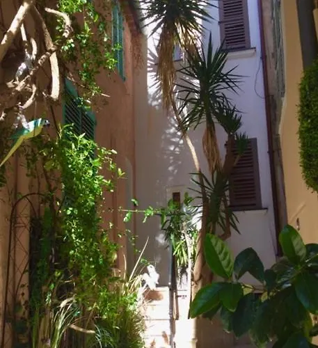 Petite Maison Mitoyenne Au Cœur De Tropez *